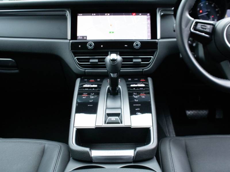 Porsche Macan   Registered:2021(71)