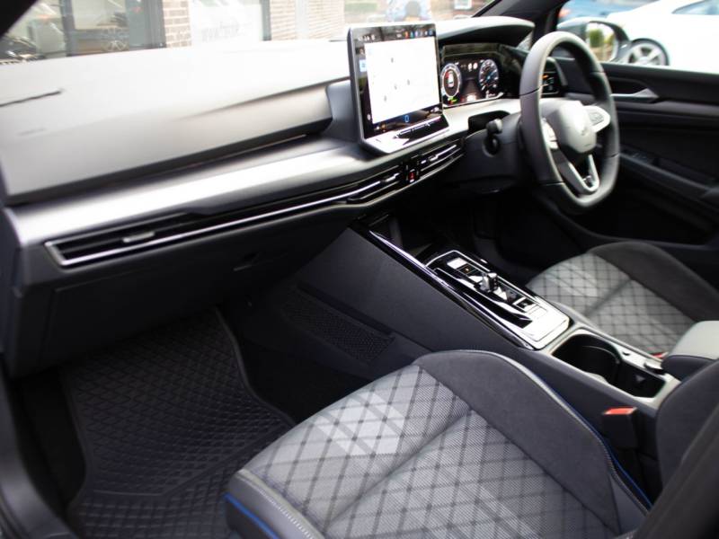 Volkswagen Golf   Registered:2024(74)