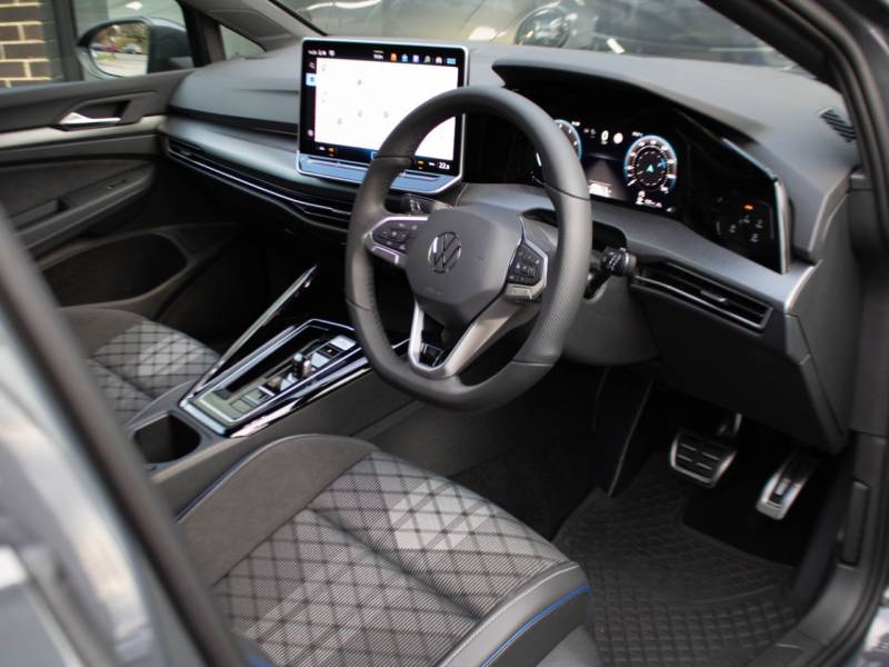 Volkswagen Golf   Registered:2024(74)