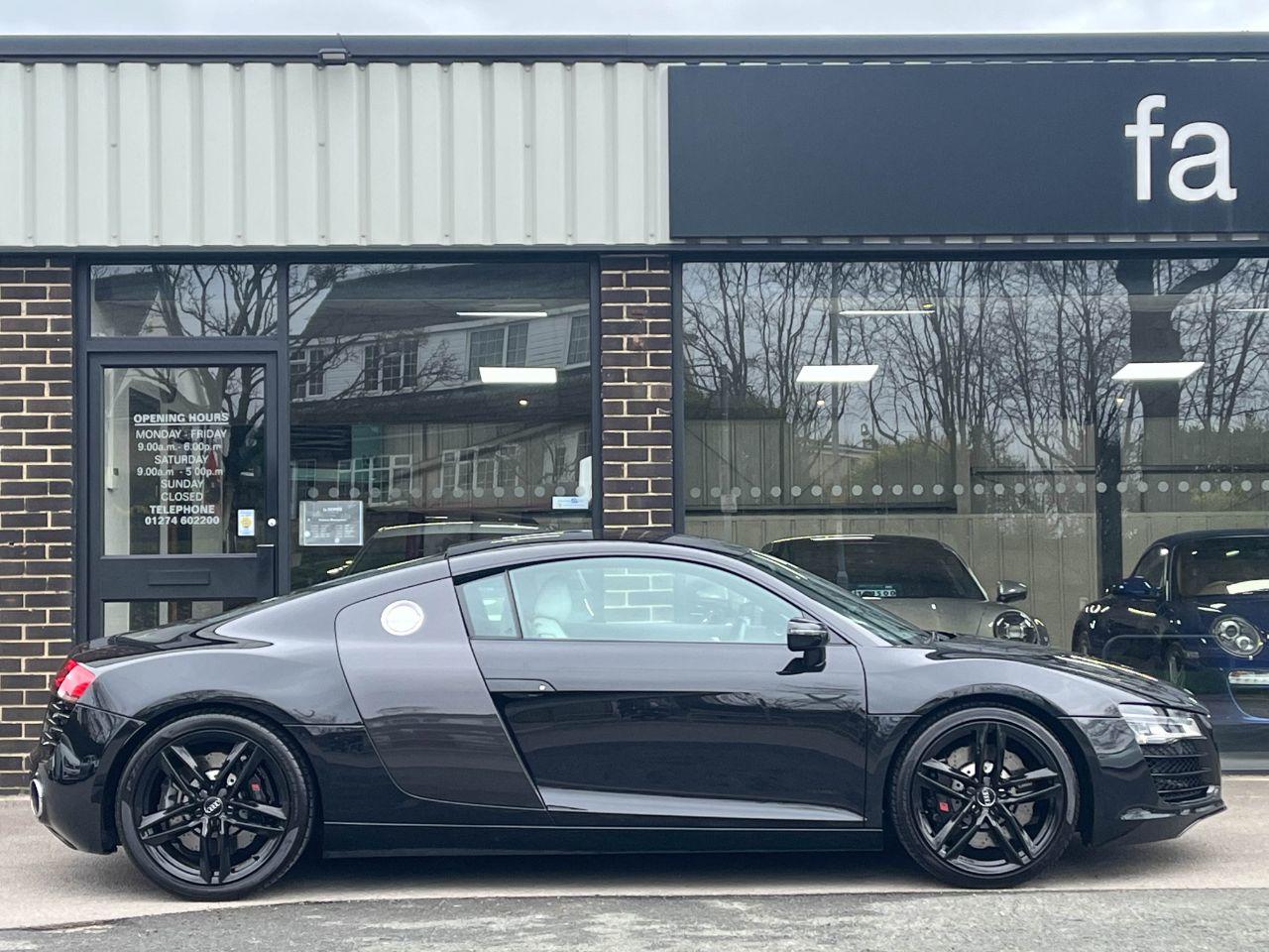 Audi R8 4.2 V8 FSI quattro S tronic 430ps Coupe Petrol Phantom Black Metallic
