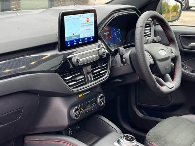 Ford Kuga 2.5 EcoBoost PHEV 14.4kWh ST Line X Auto 225ps Hatchback Petrol / Electric Hybrid Solar Silver Metallic
