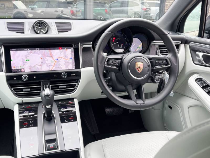 Porsche Macan   Registered:2023(23)