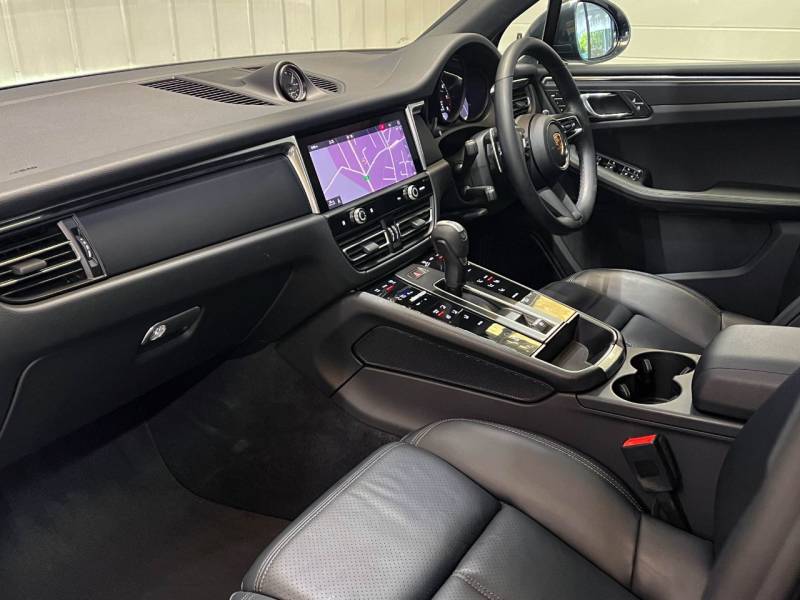 Porsche Macan   Registered:2023(23)