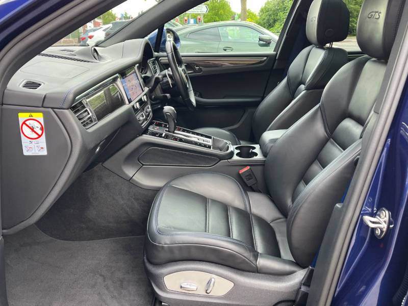 Porsche Macan   Registered:2022(22)