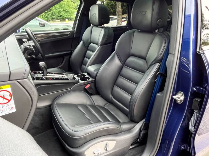 Porsche Macan   Registered:2022(22)