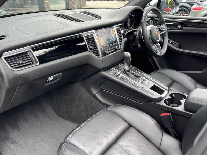 Porsche Macan   Registered:2017(17)