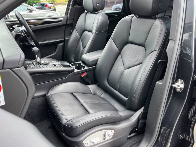 Porsche Macan   Registered:2017(17)