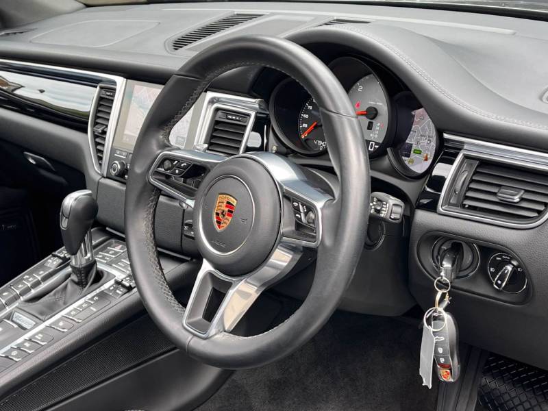 Porsche Macan   Registered:2017(17)