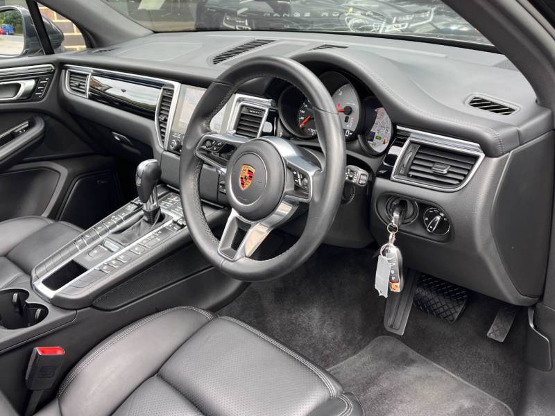 Porsche Macan   Registered:2017(17)