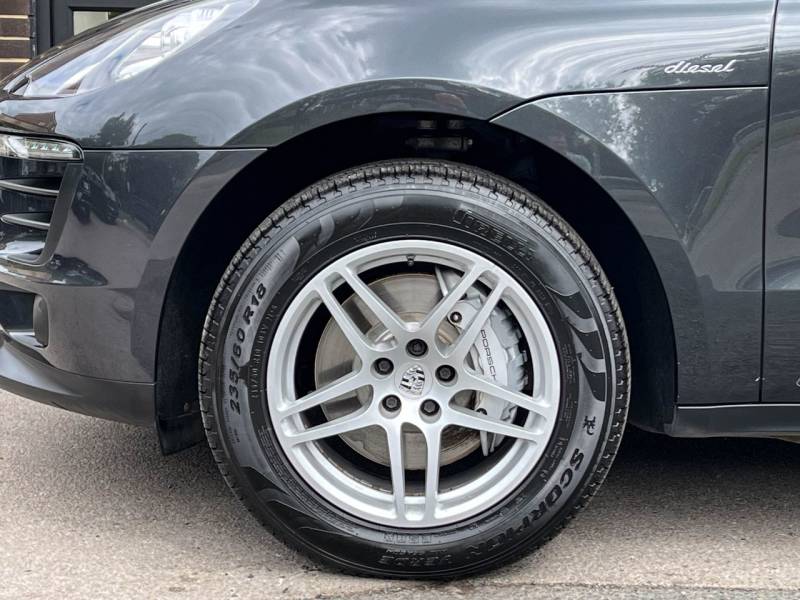 Porsche Macan   Registered:2017(17)