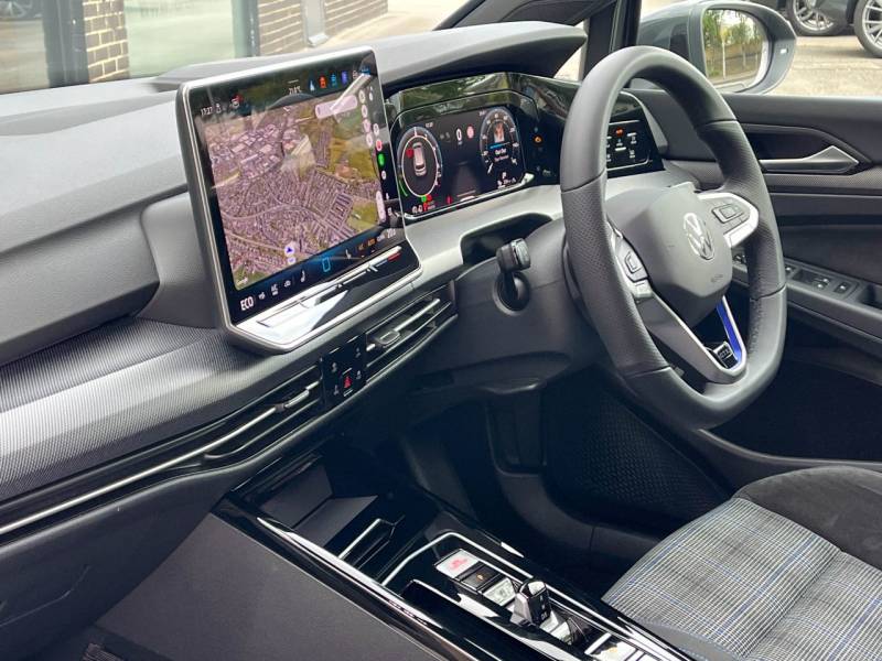 Volkswagen Golf   Registered:2024(74)