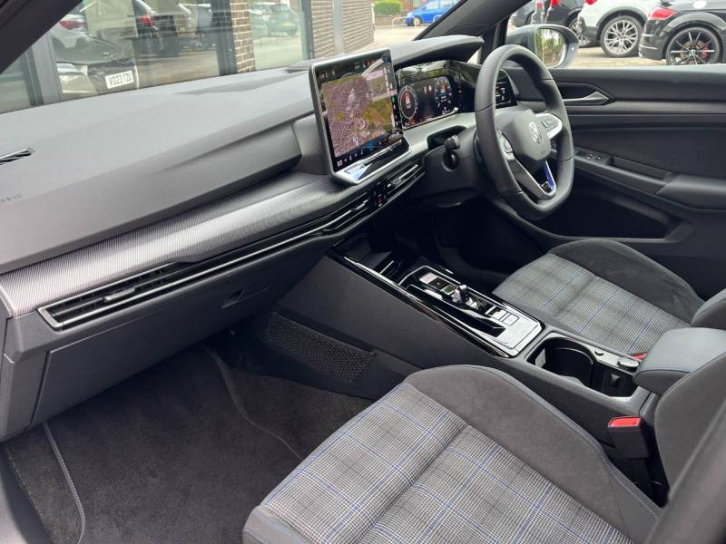 Volkswagen Golf   Registered:2024(74)