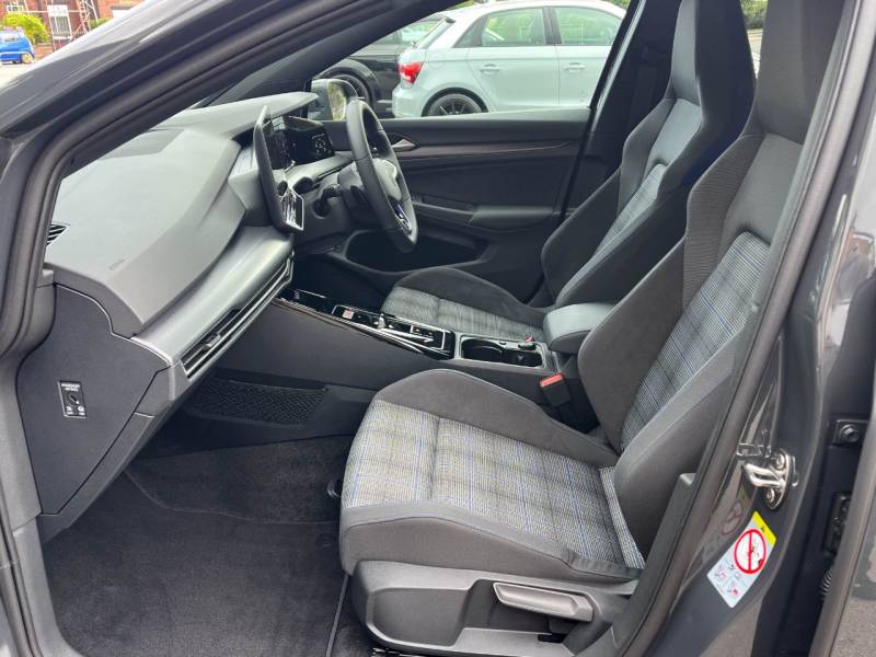 Volkswagen Golf   Registered:2024(74)