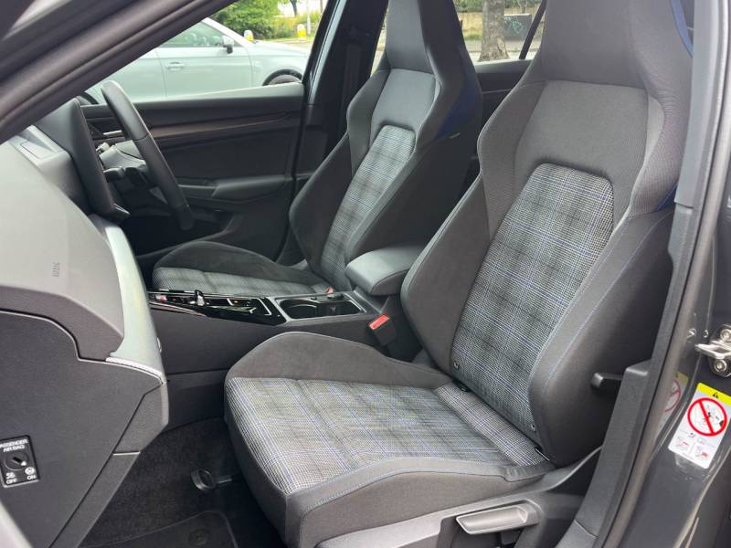 Volkswagen Golf   Registered:2024(74)