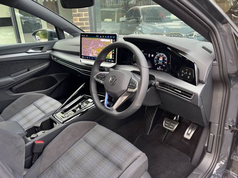 Volkswagen Golf   Registered:2024(74)