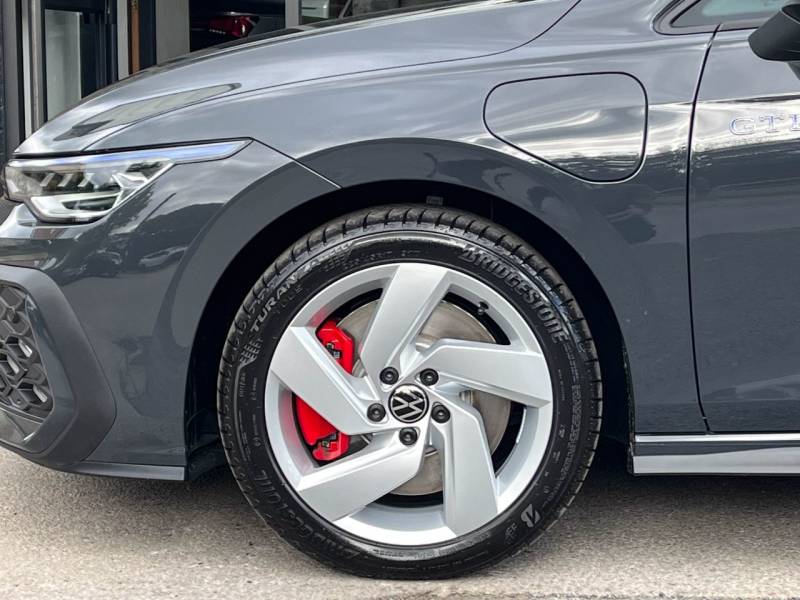 Volkswagen Golf   Registered:2024(74)