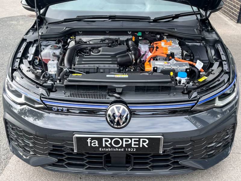 Volkswagen Golf   Registered:2024(74)