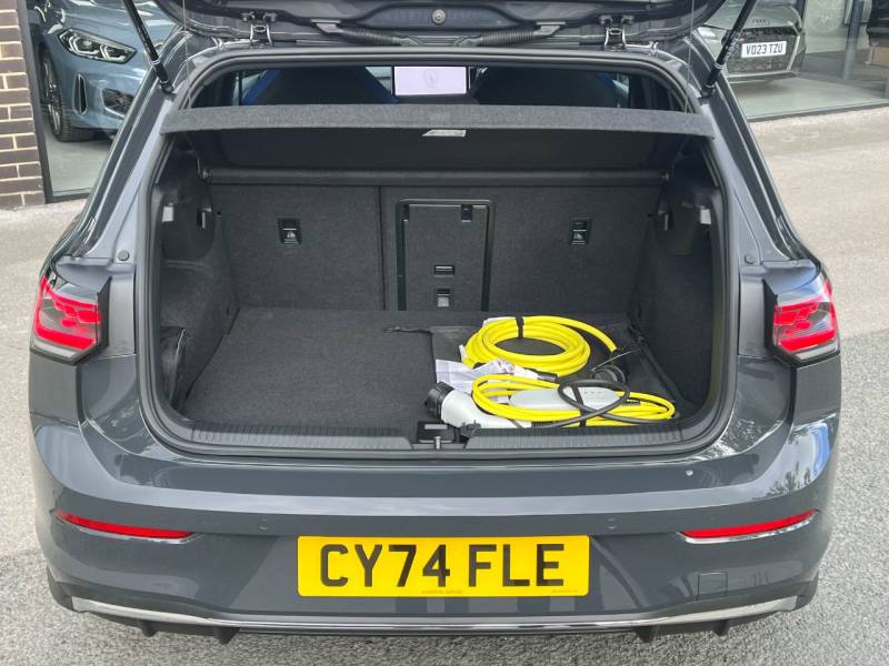 Volkswagen Golf   Registered:2024(74)