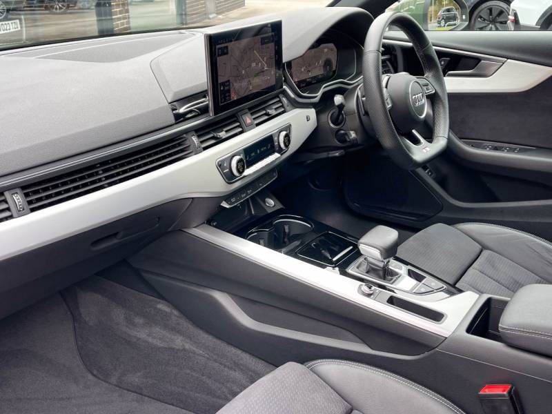 Audi A4 Avant   Registered:2023(23)