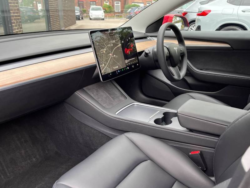 Tesla Model 3   Registered:2021(71)