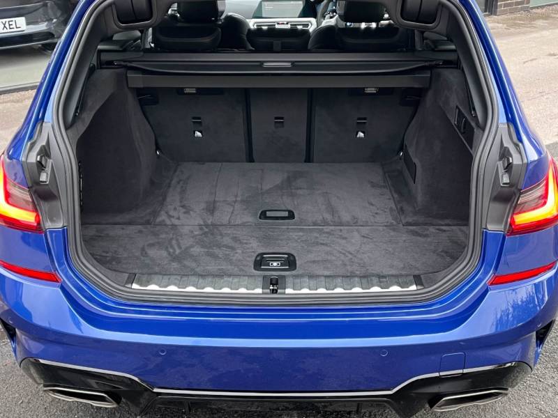 BMW 3 Series   Registered:2022(22)