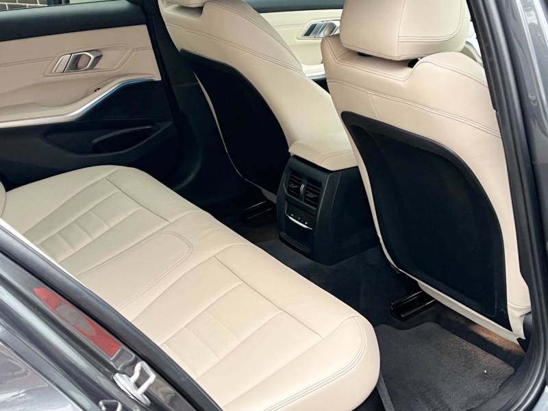 BMW 3 Series   Registered:2021(21)