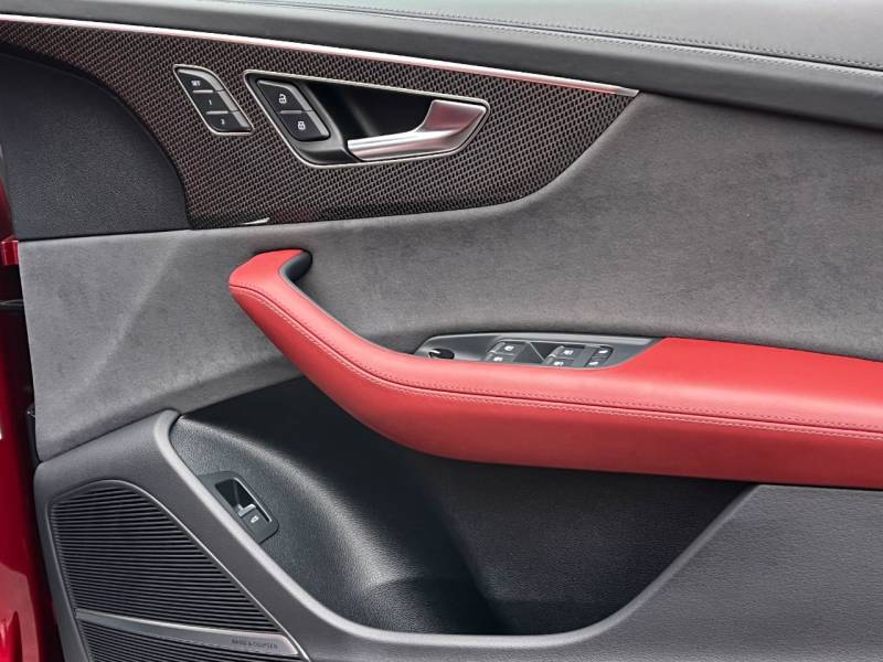 Audi SQ8   Registered:2023(23)