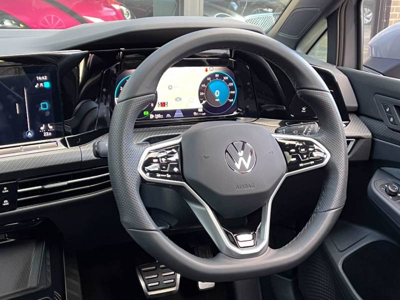 Volkswagen Golf   Registered:2024(24)