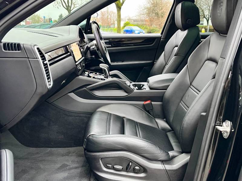 Porsche Cayenne   Registered:2022(72)