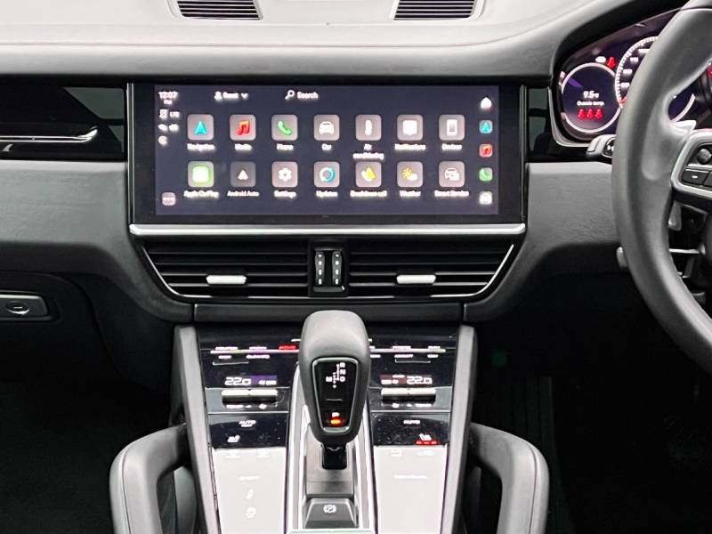 Porsche Cayenne   Registered:2022(72)