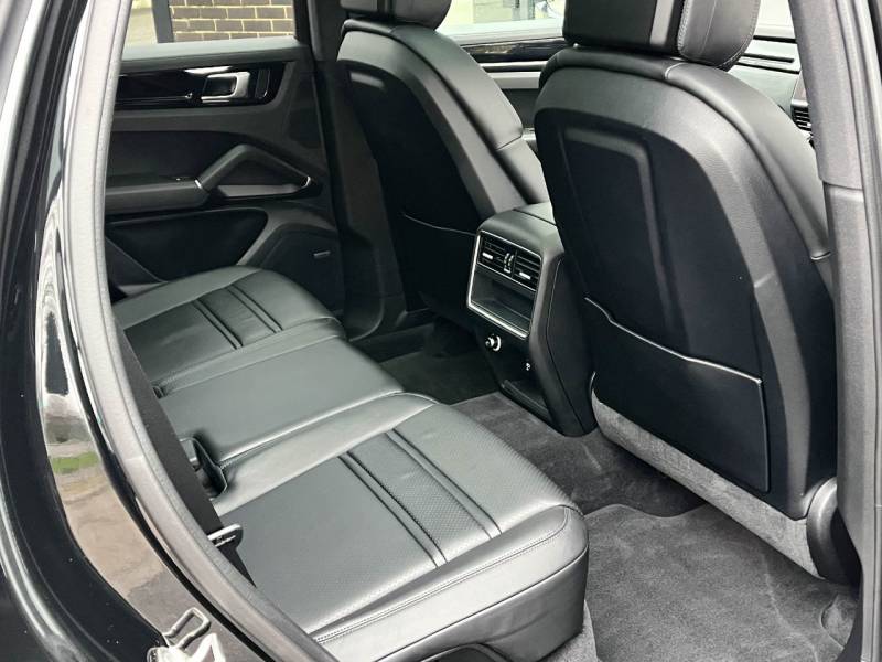 Porsche Cayenne   Registered:2022(72)