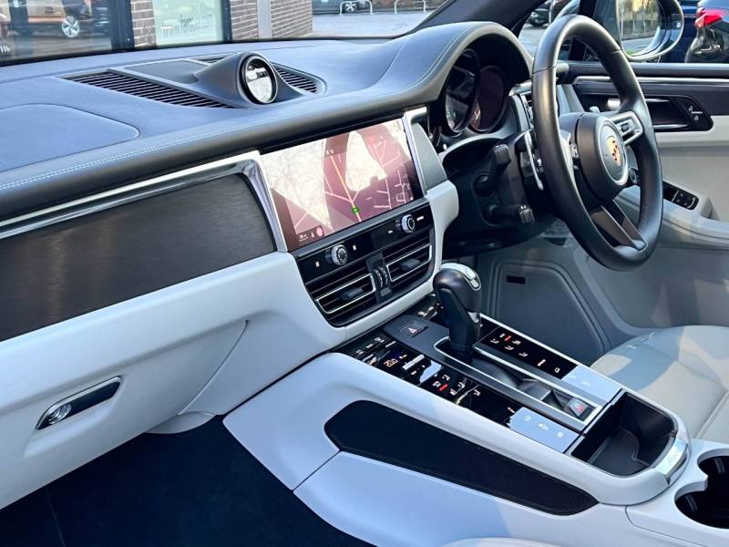 Porsche Macan   Registered:2023(23)