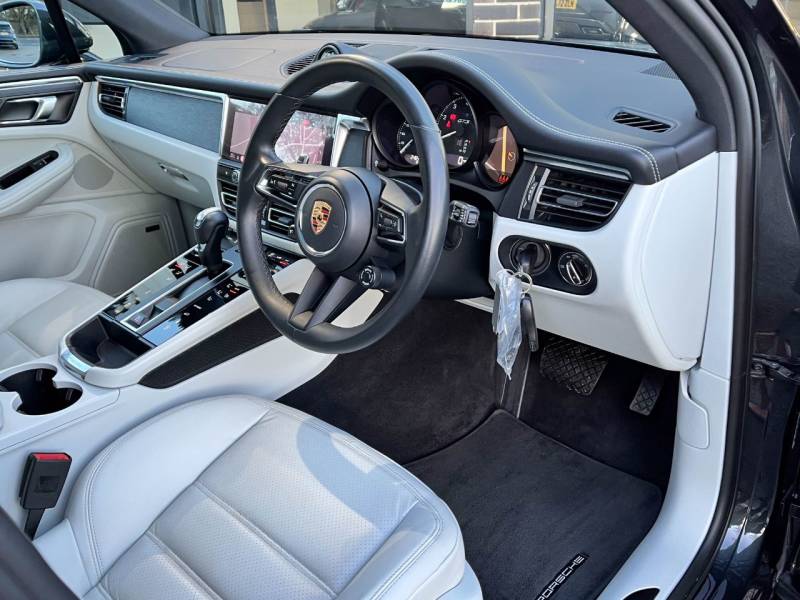 Porsche Macan   Registered:2023(23)