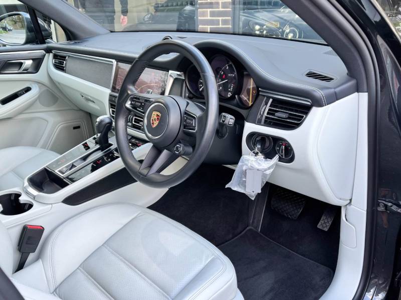 Porsche Macan   Registered:2023(23)