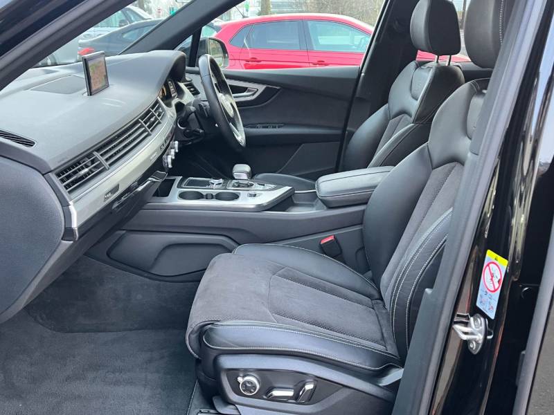 Audi Q7   Registered:2019(69)