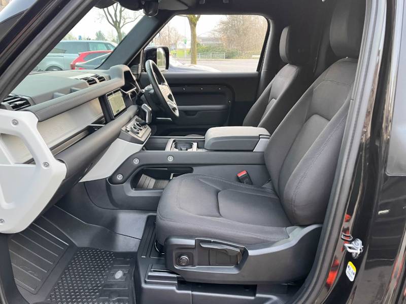 Land Rover Defender 90   Registered:2023(73)