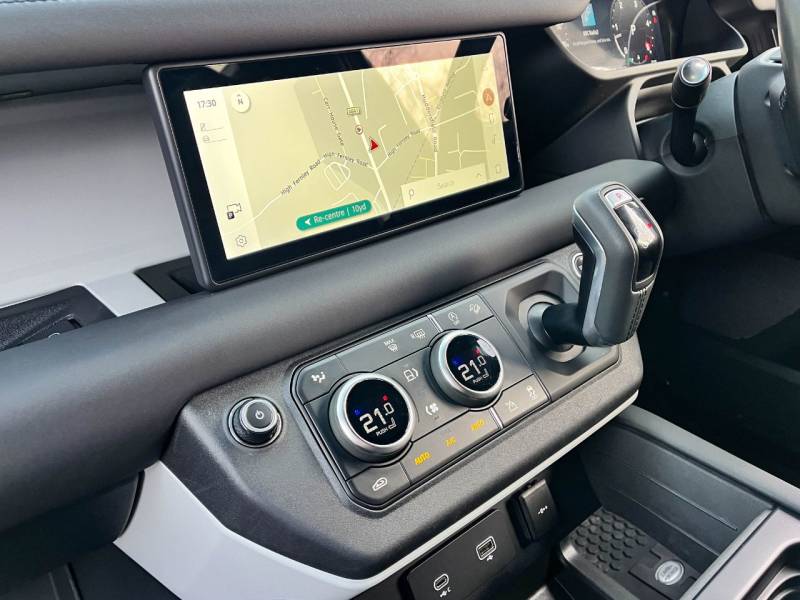 Land Rover Defender 90   Registered:2023(73)