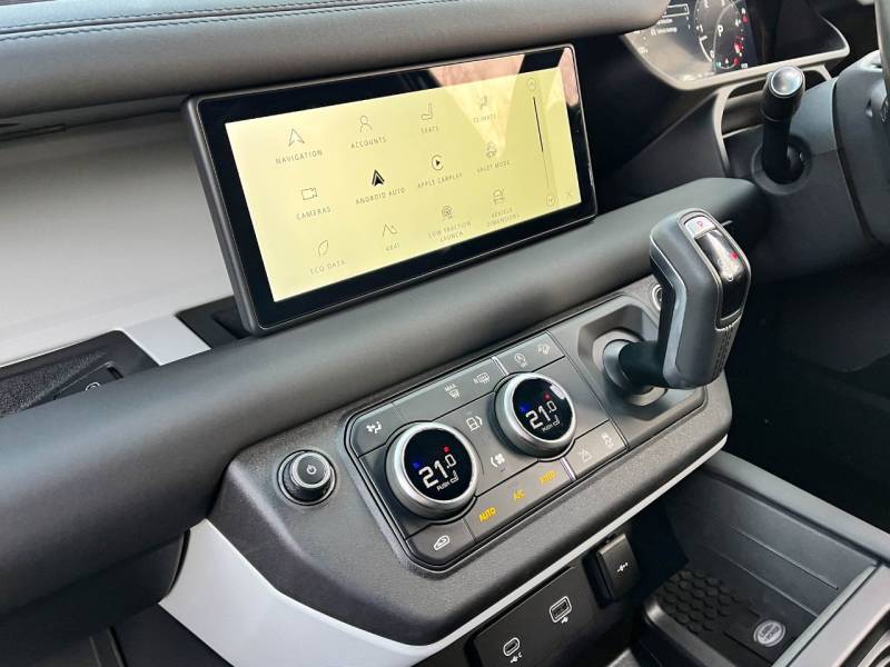 Land Rover Defender 90   Registered:2023(73)