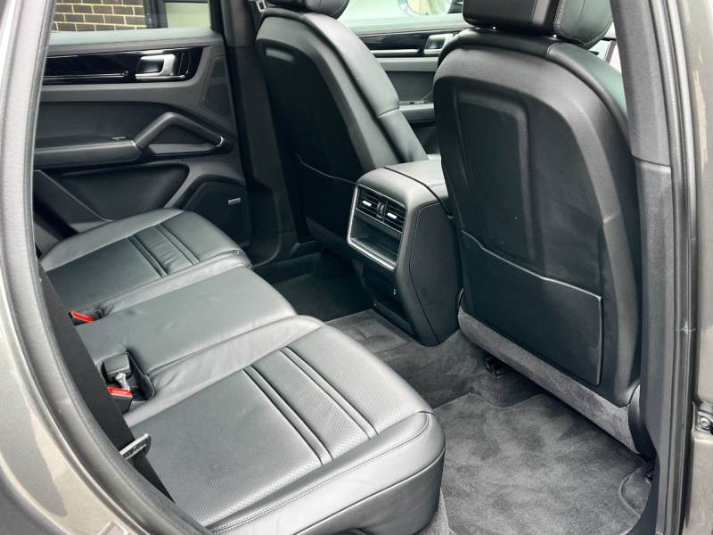 Porsche Cayenne   Registered:2021(21)