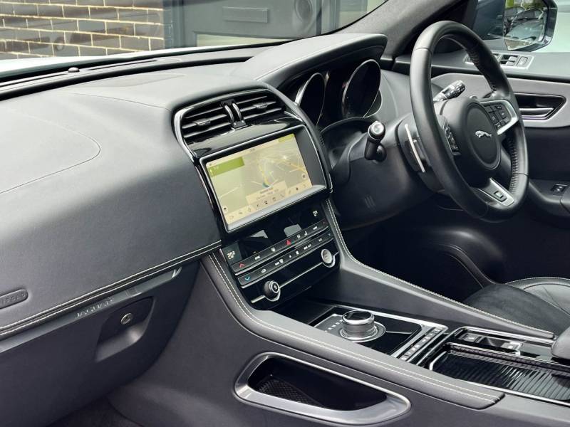 Jaguar F Pace   Registered:2019(19)