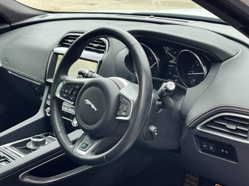 Jaguar F Pace   Registered:2019(19)