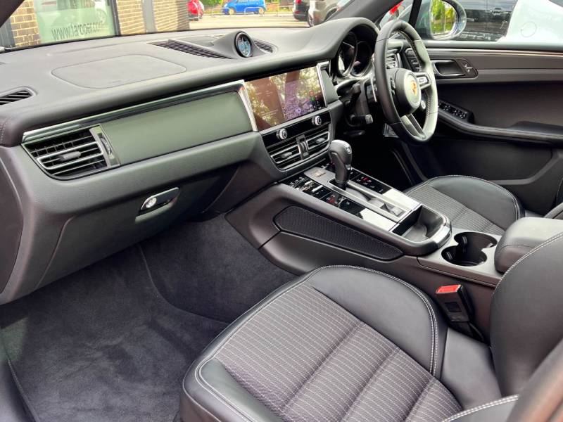 Porsche Macan   Registered:2024(24)