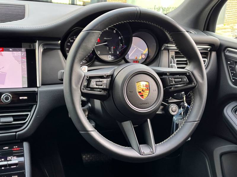 Porsche Macan   Registered:2024(24)