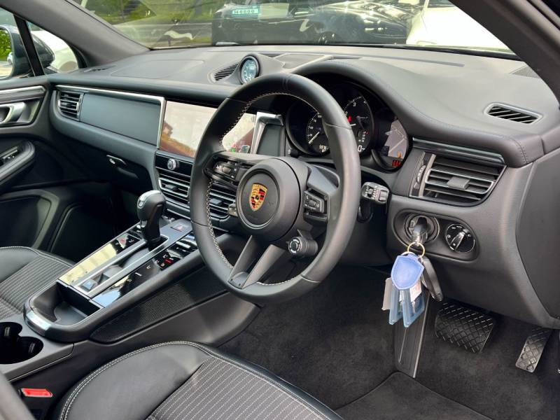 Porsche Macan   Registered:2024(24)