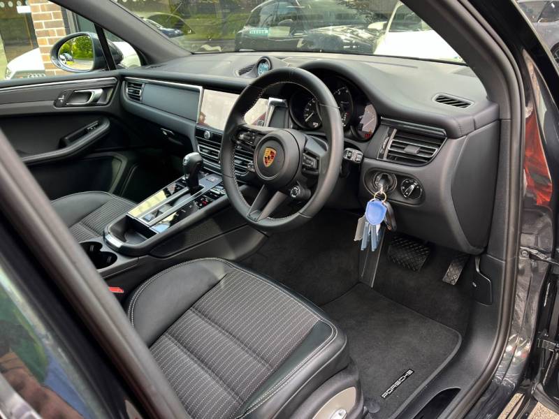 Porsche Macan   Registered:2024(24)