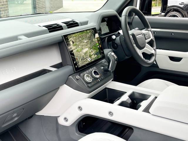 2025 Land Rover Defender 110 D250 3.0 MHEV X Dynamic SE URBAN Auto