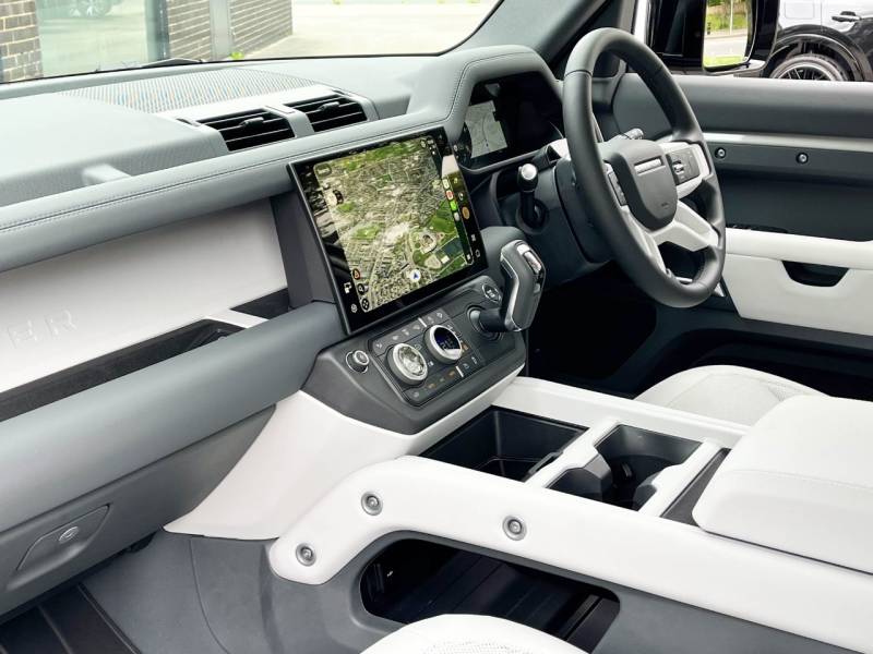 Land Rover Defender 110   Registered:2025(75)