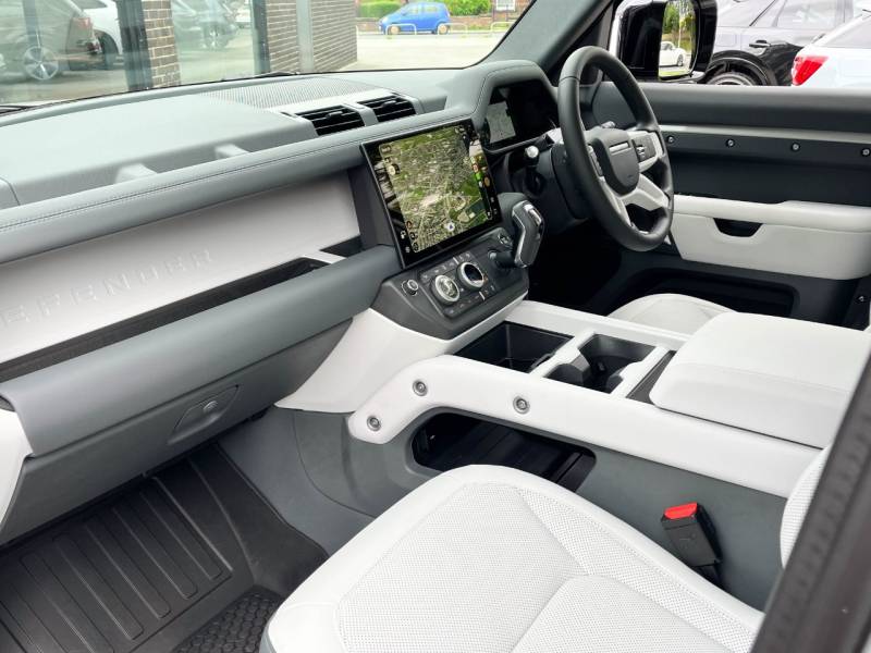 Land Rover Defender 110   Registered:2025(75)