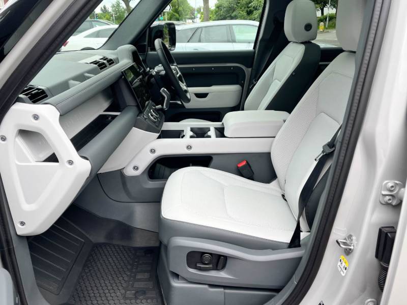 Land Rover Defender 110   Registered:2025(75)