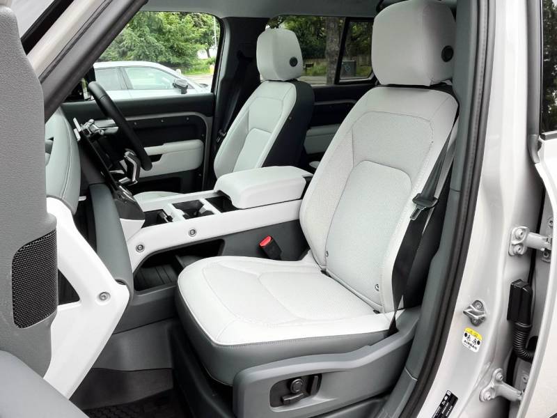 Land Rover Defender 110   Registered:2025(75)